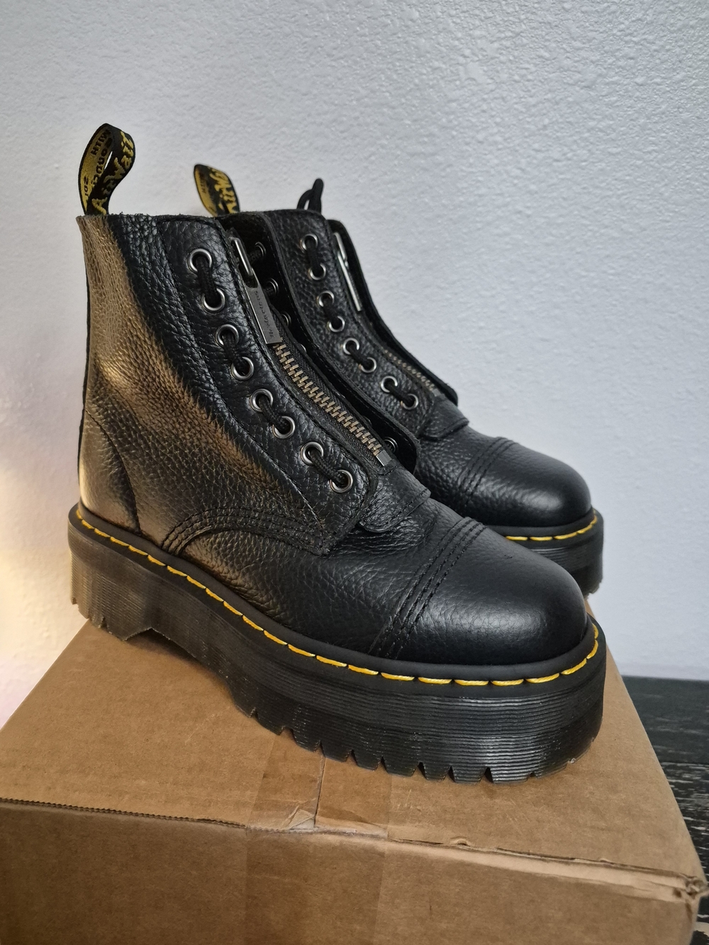 New Dr. Martens Sinclair Leather Platform Zip Up Lace Up Accent Boots W 7